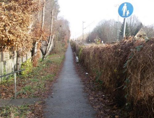 Freizeittreff Lerchenauer: Weg zur Haltestelle Fasanerie direkt neben den Gleisen